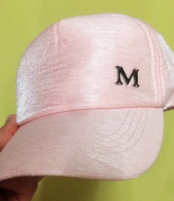 時尚百搭M字金屬鴨舌帽，此為粉色