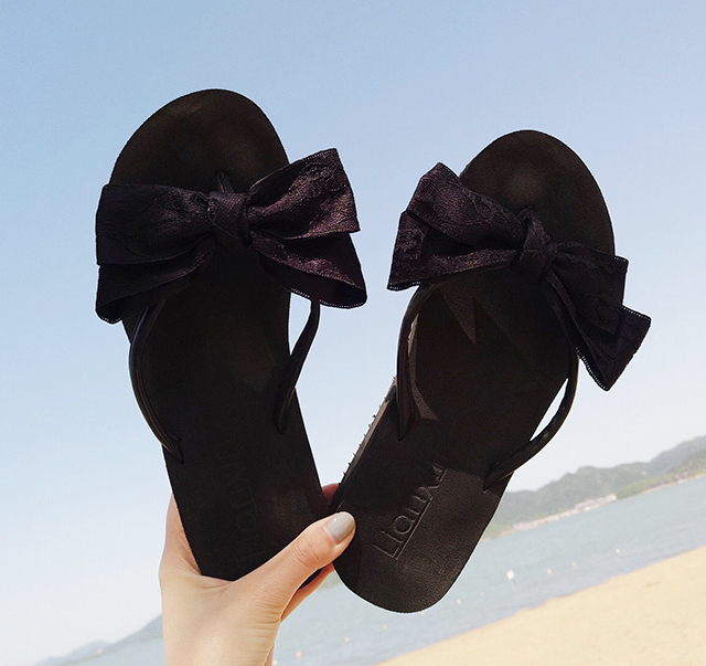 『 夏日氣質女神款蝴蝶結絲帶涼鞋 』，此為黑色蕾絲黑底蝴蝶結款