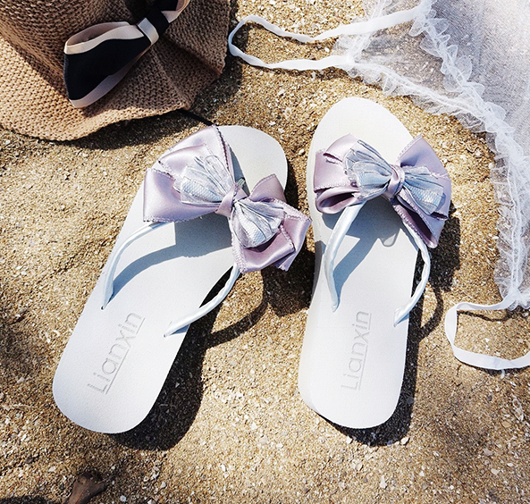 『 夏日氣質女神款蝴蝶結絲帶涼鞋 』，此為銀紫雙色紗灰底蝴蝶結款