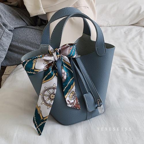 時尚優雅絲巾皮革吊飾手提水桶包-VKS208-包包