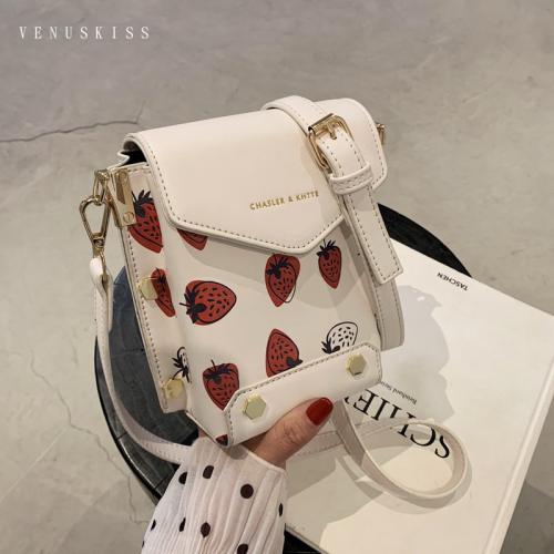 可愛滿版草莓印花鉚釘飾翻蓋斜揹手機包-VKS482-包包